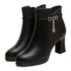 Botas de Algodão com Salto Grosso Antiderrapantes de Inverno para Mães Mulheres 2026 Novas Botas Curtas de Couro Pretas para Trabalho Sapatos de Couro Profissionais Versáteis