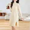 Vestido de tricô com fenda e pedraria, gola alta francesa, para mulheres, novo modelo outono e inverno 2026, vestido base de tricô afunilado na cintura
