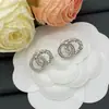 Brincos Chanel Letra Duplo C Estilo Novo 2025 para Mulheres, Argola Trançada de Luxo de Alta Qualidade com Pino de Prata Atacado