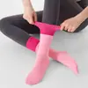 Calcetines de Yoga para Mujer Calcetines Deportivos para Correr de Media Pantorrilla Antideslizantes Bloque de Color Canalé Doble para Gimnasio en Casa Entrenamiento Cuerda para Saltar Calcetines de Piso