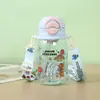 Copo Infantil Cartoon com Canudo Copo de Água Portátil para Estudantes Pronto para a Internet Copo com Tampa Elástica de Alto Valor de Cor Copo de Água Esportivo Tritan
