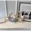 Bolsa Pequena de Lona com Letras Moda Feminina Comércio Exterior Nova Casual Estilo Ocidental Transversal para Celular Bolsa de Mão para Sair Atacado