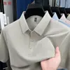 Nova camisa polo masculina de manga curta para o verão, top casual versátil da moda, camisa de seda gelada lisa slim fit para negócios sem costura