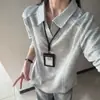 Camisa polo de manga larga tipo patchwork estilo americano en gris claro para hombre, silueta de otoño, corte de hombro regular, adecuada como capa interior o capa base, con cuello de solapa