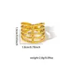 Retro-chic, lujo discreto, anillo abierto de forma de serpiente de nicho, anillo de acero de titanio con estrella dorada de acero de titanio, moderno y simple.