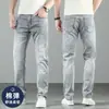 Jeans de hombre de alta gama de lujo ligero, corte recto, ajuste holgado, pantalones de marca de moda para hombre, estilo casual de verano fino gris claro, pantalones de hombre gris-blanco
