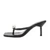 Nuevas sandalias de mujer estilo francés para el verano 2026, adecuadas para combinar con vestidos, con un diseño único de tacón alto de tira de perlas.