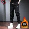 Pantalones casuales negros de otoño e invierno para hombre, pantalones jogger de marca de moda de corte holgado, pantalones de pana a cuadros forrados de felpa, versátiles y geniales