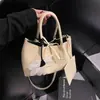 Bolso de Hombro con Colgante de Flor para Mujer 2025 Verano Nuevo Estilo Bolso Tejido de Cesta de Verduras de Piel de Oveja Bolso Tote de Moda Versátil de Tendencia