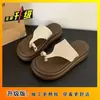 Chinelos casuais versáteis e modernos para usar ao ar livre, nova versão coreana de 2026 com fivela de metal, sandálias confortáveis estilo slip-on retrô com sola grossa para mulheres