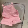 Conjunto de verano para niñas, elegante conjunto de dos piezas con camiseta personalizada de estilo coreano de letras y flores y overol para bebés y niños.