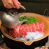 Hot Pot de Carne Famoso na Internet com Fogareiro Cerâmico Único em Formato de Pé e Louças Cerâmicas em Estilo Rústico para Preparação do Hot Pot