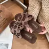 Chinelos peludos de sola reta transfronteiriços para mulheres, nova moda outono/inverno 2026, sandálias casuais fofas versáteis de calçar