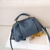 Bolso Boston vintage para mujer, novedad de 2024, de piel auténtica, portátil, tipo almohada, ideal para madres de mediana edad.