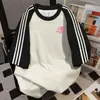 2026 Novo Estilo de Verão Camiseta de Manga Curta com Estampa de Letras e Três Listras para Homens e Mulheres, Top Vintage Casual Solto