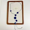 Collar Largo Asimétrico de Disco Blanco Super Azul Klein para Mujer 2025 Nuevo Accesorios de Collar de Clavícula de Gama Alta