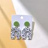 Pendientes de arcilla polimérica suave con puntos irregulares en blanco y negro Pinheng pendientes geométricos de arcilla europeos y americanos para mujer suministro de comercio exterior africano venta al por mayor