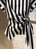Camisa a rayas de cuello redondo y manga corta estilo francés, moderna y elegante para mujer, nueva blusa ajustada de verano 2026 que ciñe la cintura