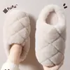 Pantuflas de Algodón para Mujer 2026 Otoño/Invierno Nuevas para el Hogar Felpa Suela Gruesa Antideslizantes Sensación de Caminar sobre Nubes Silenciosas Cálidas Pantuflas de Algodón de Punta Cerrada