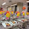 Começamos a escola, mesa de sala de aula, balões flutuantes, atmosfera de atividade do festival de jardim de infância, cena, fantasia e arranjo