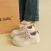 Tênis plataforma estilo coreano de sola grossa para aumentar a altura, para mulheres, nova moda primavera e outono 2026, respirável, versátil, casual, sapatos brancos