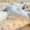 Conjunto de Roupa de Cama de Lã de Leite Espessa para Outono e Inverno Conjunto de Quatro Peças Capa de Edredom de Algodão Integral Lençol com Saia de Cama Estilo Conjunto de Três Peças de Algodão Mais Veludo Roupa de Cama