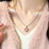 Colar Clássico de Trevo de Quatro Folhas Preto para Mulheres, Estilo de Nicho de Luxo Leve, Corrente para Clavícula de Trevo da Sorte, Versátil para Uso Diário, Presente para Namorada ou Melhor Amiga