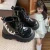 Botas infantis de sola macia, botas pretas de cano baixo, botas de couro de princesa, novas botas Martin estilosas antiderrapantes para meninas, outono e inverno 2026