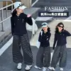 Conjunto de Primavera y Otoño para Niñas 2026 Nueva Moda Deportiva Pantalones Jogger Rayados Estilo Coreano Conjunto de Dos Piezas Moderno