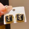 Pendientes de Resina de Aguja Plateada Cuadrados Geométricos con Letras Pendientes Simples de Nicho Elegantes Europeos y Americanos Pendientes Personalizados de Alta Gama para Mujer