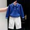 Ropa infantil coreana 2026 otoño e invierno nuevo estilo azul textura bordada cuello polo suéter de punto pantalones rectos blancos para niños