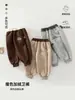 Pantalones de chándal cálidos con forro de forro polar para niños, estilo otoño e invierno, con cintura de color contrastante, diseño de oso de dibujos animados, modernos y casuales, adecuados para que los niños pequeños los usen afuera