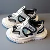 Sandálias Infantis Verão 2026 Novo Estilo Vazadas com Solado Macio Sapatos de Tela para Crianças Tênis Esportivos Respiráveis para Meninos Sapatos Casuais para Meninas