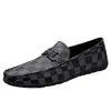 Zapatos de cuero casual de negocios transfronterizos para hombre, mocasines slip-on, zapatos planos para conducir, zapatos de piel de vaca a cuadros para hombre, mocasines