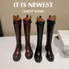 Hebilla de cinturón de alta calidad, elegante y con estilo, botas de caballero dulces y geniales, nuevos artículos de otoño e invierno 2026, botas de mujer de punta redonda, caña alta angulada