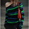 Camiseta de rayas estilo coreano con diseño de hombro asimétrico, perfecta para primavera y otoño, ofreciendo un look relajado y casual. Es un top único y elegante que destaca entre la multitud