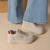 Zapatos blancos de mujer con cordones para aumentar la altura, nuevo modelo transfronterizo 2026, zapatillas casuales de cuero con suela gruesa para mujer, antideslizantes, para primavera y otoño