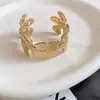 Pulseira Flor de Metal Plissado Transfronteiriça, Luxo Leve, Alta Qualidade, Design de Pulseira Exquisito, Joia de Moda Estilo Europeu e Americano para Mulheres