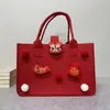 Bolsa Festiva de Fieltro Rojo Muñeco de Dibujos Animados de Animales Bolas de Pelo Bolsa de Mano Venta al por Mayor Banquete de 100 Días Bolsa de Regalo Souvenir DIY