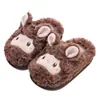 Novas pantufas internas fofas com tema de ovelhinha de desenho animado para outono e inverno para meninas, e sapatos de algodão quentes, com sola grossa e forrados de fleece, com salto, para meninos