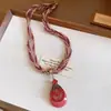 Collar con colgante de gota de agua incrustado de diamantes estilo europeo y americano, cadena para la clavícula de tendencia de moda de alta gama niche, accesorio de lujo ligero único y versátil
