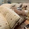 Juego de colcha y faldón de cama jacquard teñido en hilo de cuatro piezas con bordado de encaje, juego de ropa de cama floral fresco y delicado de cuatro piezas