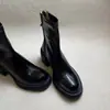 Botas femininas de sola grossa, bico redondo, estilo britânico e finas, projetadas para fazer mulheres baixinhas parecerem mais altas, com um salto simples e grosso e zíper traseiro