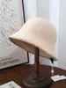 Sombrero de Pescador de Ala Corta de Lana Pura de Gama Alta con Bloques de Color y Puntadas de Contraste para Mujer, Cálido de Otoño e Invierno, Estilo Cloche de Lujo que Protege los Oídos