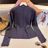 Suéter de punto para mujer con cuello semialto y volantes, nuevo modelo otoño/invierno 2026, cómodo top básico en color marrón Maillard