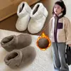 Botas peludas de estilo coreano para niñas, botas de nieve cálidas de invierno 2026 para niños, botines de forro polar de nicho, botas de algodón de color liso para bebé