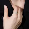 Libro rojo pequeño con el anillo de serpiente espíritu diseño de nicho femenino personalidad de moda marea zodiaco serpiente anillo abierto una generación de pelo