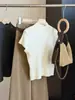 Camiseta de tricô feminina estilo coreano com gola alta texturizada de fio de prata e manga curta, para o início do outono, slim fit canelada, top base para reduzir a idade