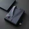 Suéter de tricô gola V de inverno para homens, cor sólida, caimento solto, versátil para casa e uso casual, jaqueta cardigã de tricô, suéter masculino, estilo vovô