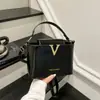 Bolsa de Mão Nova com Padrão de Crocodilo em V Transfronteiriça 2025 Grande Capacidade Luxo de Alto Padrão Leve Bolsa de Ombro Único Transversal Tipo Saco para Mulheres